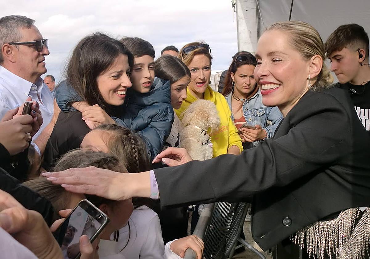 Soraya Arnelas saludó, se hizo fotos y firmó autógramos a todas las personas que quisieron tener un recuerdo con ella.