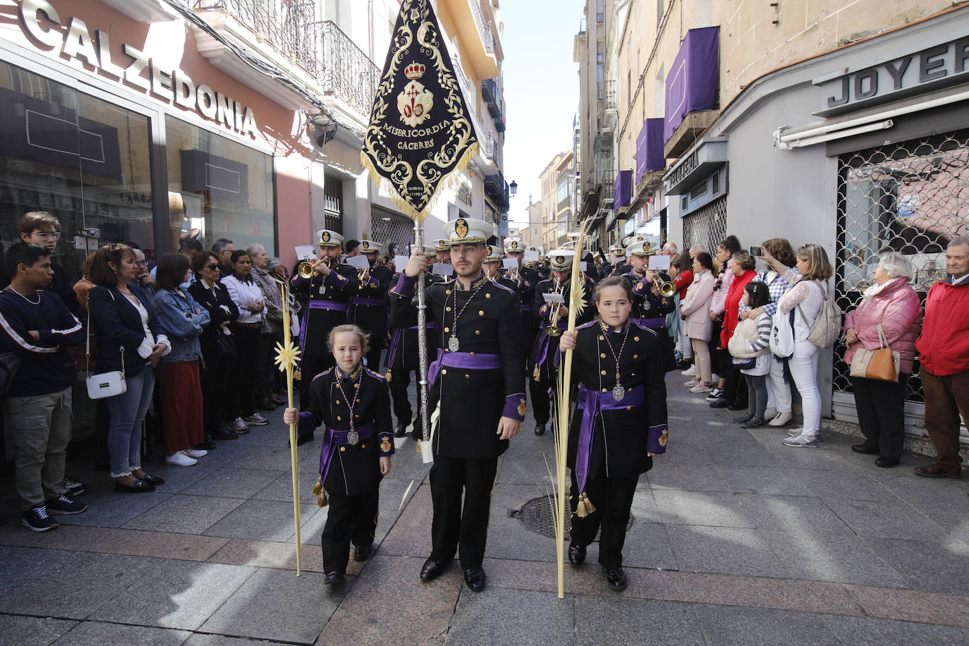 La música es una parte muy importante de las procesiones y en la de La Burrina han participado la banda infantil Cristo del Humilladero de Cáceres y la Agrupación Musical Virgen de la Misericordia de Cáceres.