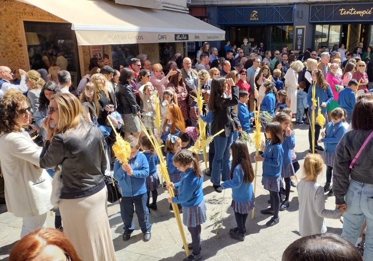 Escolares de Madre Matilde han participado en la procesión.