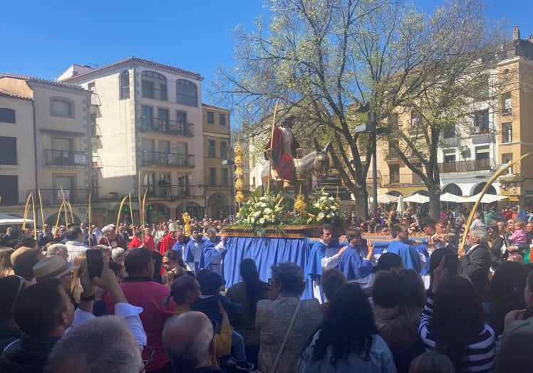 La Borriquita, a su paso por una Plaza Mayor repleta de público.