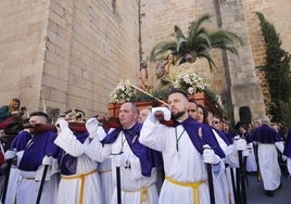 Salida de la procesión de los Ramos del templo de San Juan en Cáceres.