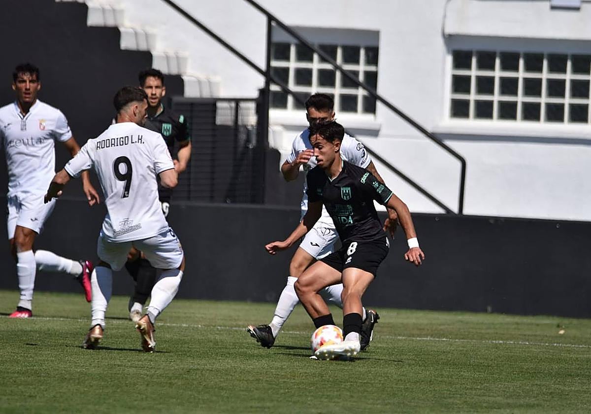 Una jugada del encuentro en el Ceuta y el Mérida.