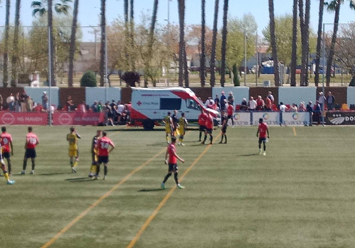 Las asistencias atienden a un espectador indispuesto en el Montijo-Alcorcón