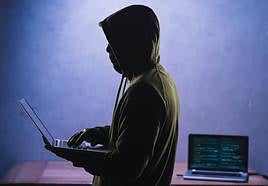 Los estafadores se aprovechan del engaño para obtener dinero o datos bancarios.