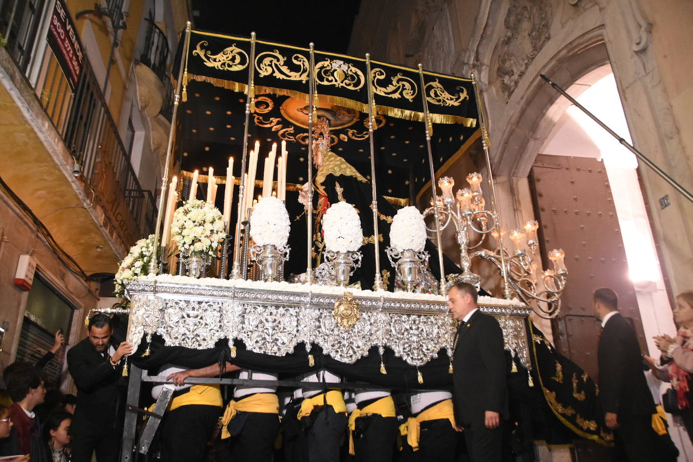 La hermandad de los comerciantes vive con intensidad el Lunes Santos