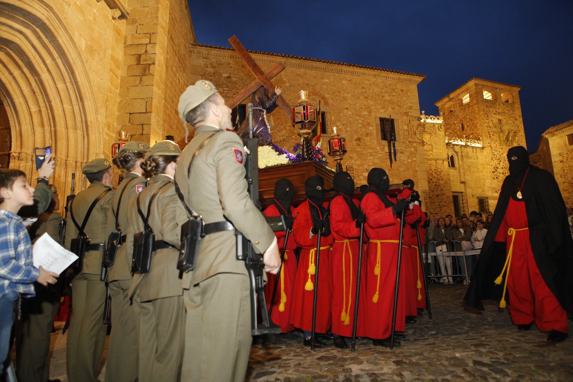 Lunes Santo en Cáceres, en imágenes