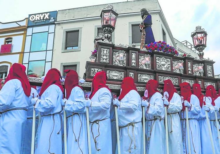 Jesús de Medinaceli recorrió las calles de centro de la capital emeritense.