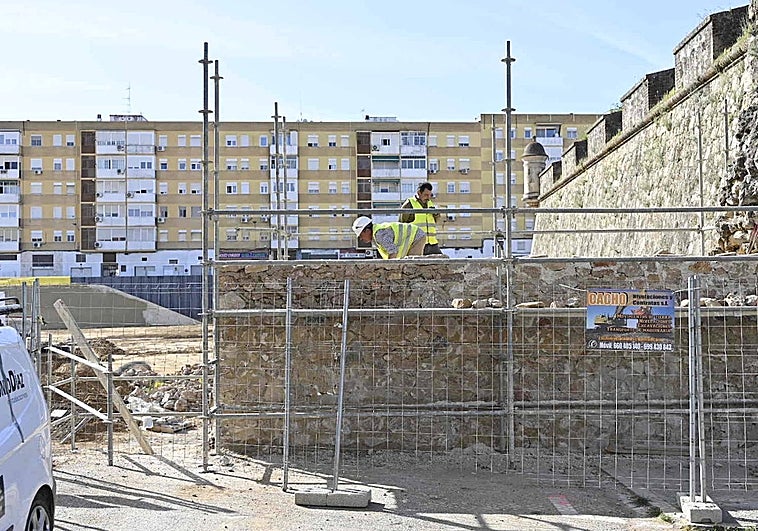 Los operarios reconstruyendo la muralla de Badajoz.