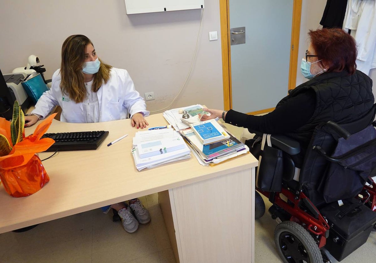 María Paz Negro, MIR de Medicina de Familia de último año, pasando consulta este lunes en Badajoz.