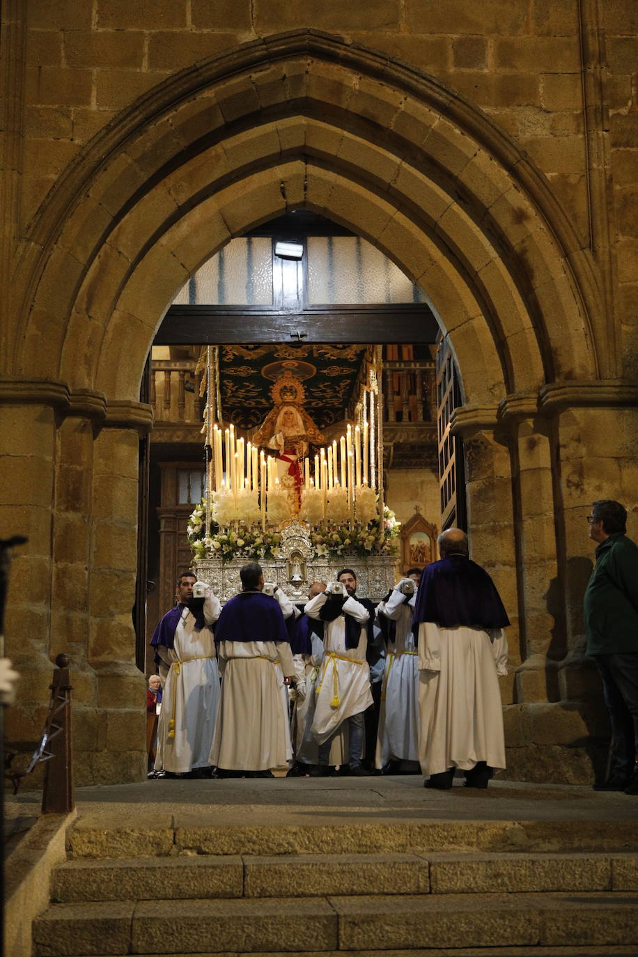 Cofradía de los Ramos con la imagen del Cristo de la Buena Muerte (siglo XVII) y de la Virgen de la Esperanza (1949). La procesión ha partido desde la parroquia de San Juan.