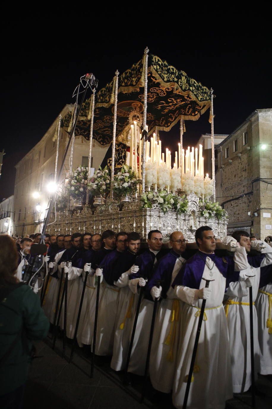 Cofradía de los Ramos con la imagen del Cristo de la Buena Muerte (siglo XVII) y de la Virgen de la Esperanza (1949). La procesión ha partido desde la parroquia de San Juan.
