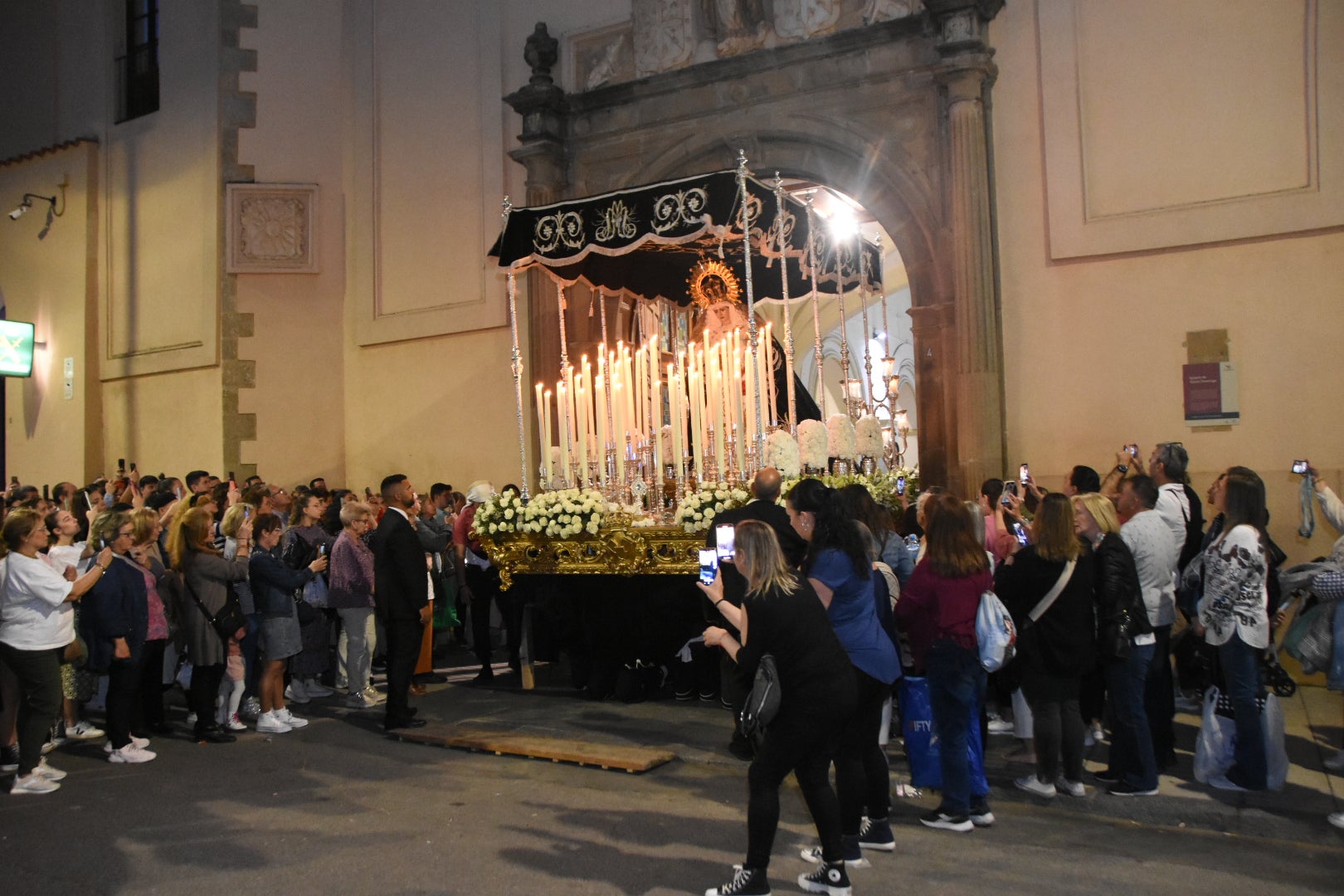 El conjunto escultórico de Castillo Lastrucci volvió a desfilar espectacular en una noche que reunió en la calle a la hermandad de San Andrés y a la de Santo Domingo