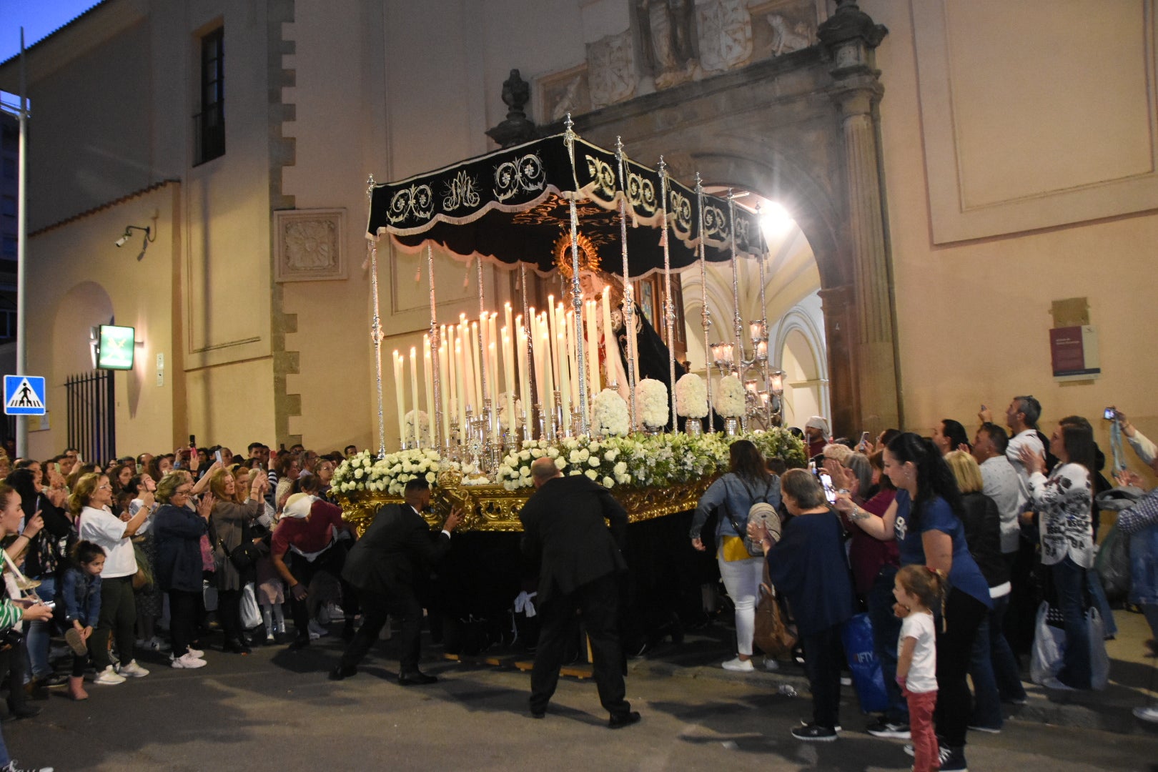 El conjunto escultórico de Castillo Lastrucci volvió a desfilar espectacular en una noche que reunió en la calle a la hermandad de San Andrés y a la de Santo Domingo
