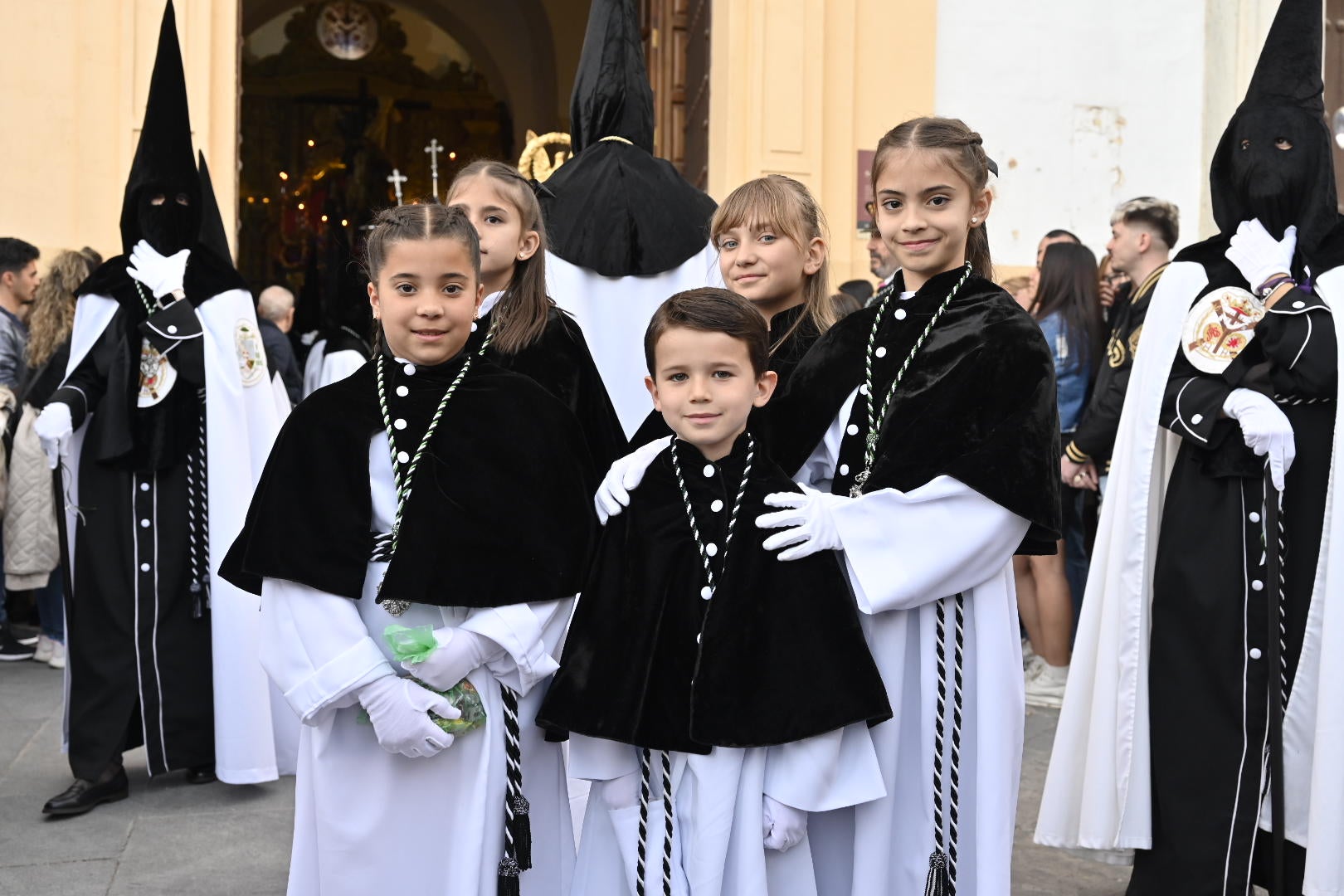 El conjunto escultórico de Castillo Lastrucci volvió a desfilar espectacular en una noche que reunió en la calle a la hermandad de San Andrés y a la de Santo Domingo