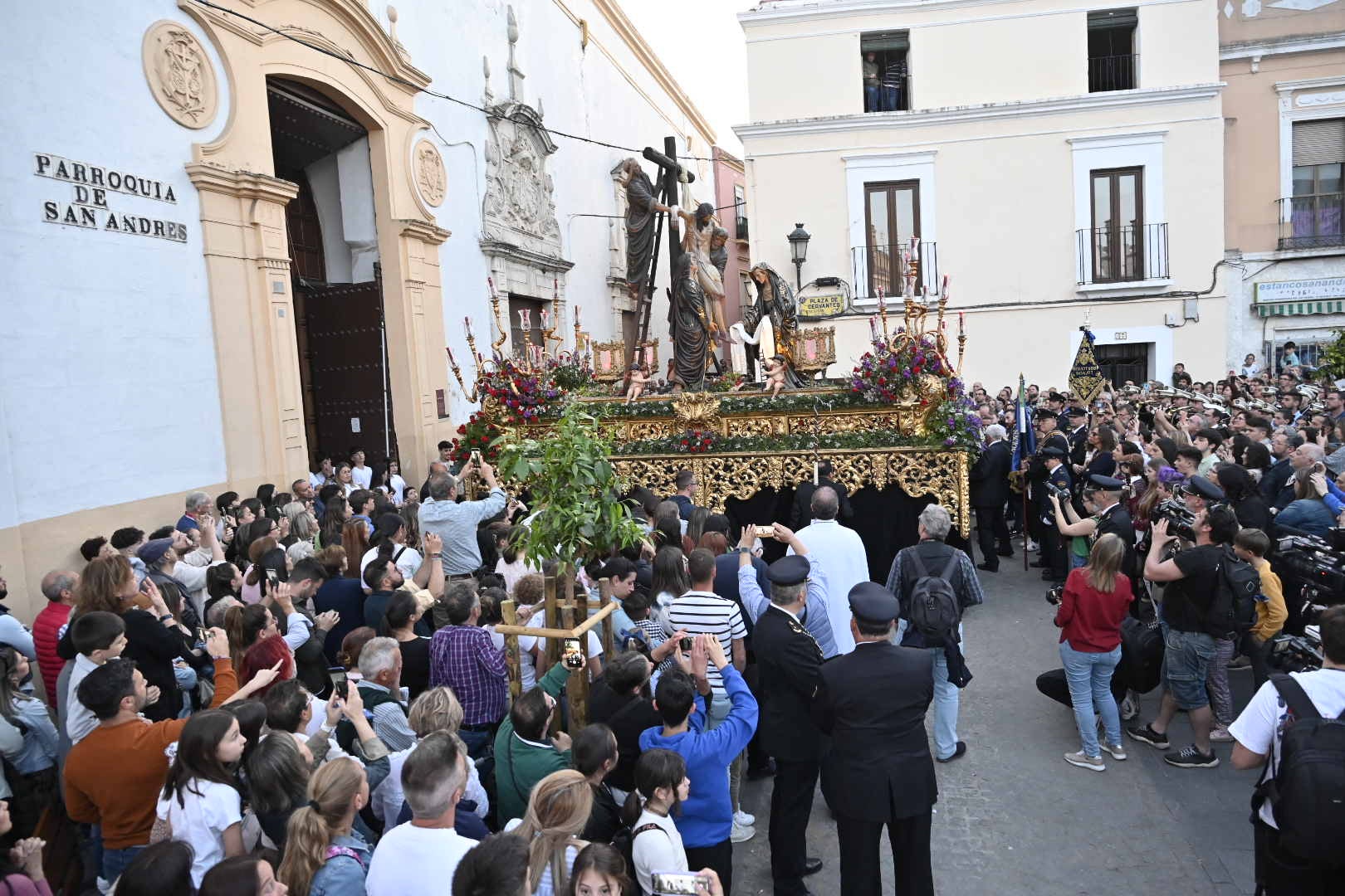 El conjunto escultórico de Castillo Lastrucci volvió a desfilar espectacular en una noche que reunió en la calle a la hermandad de San Andrés y a la de Santo Domingo