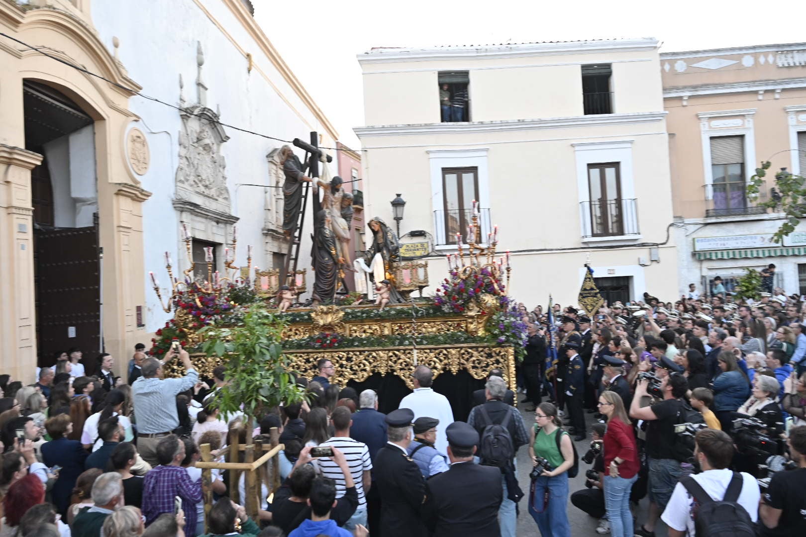 El conjunto escultórico de Castillo Lastrucci volvió a desfilar espectacular en una noche que reunió en la calle a la hermandad de San Andrés y a la de Santo Domingo