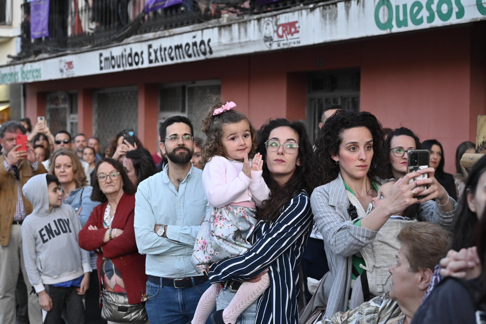 El conjunto escultórico de Castillo Lastrucci volvió a desfilar espectacular en una noche que reunió en la calle a la hermandad de San Andrés y a la de Santo Domingo