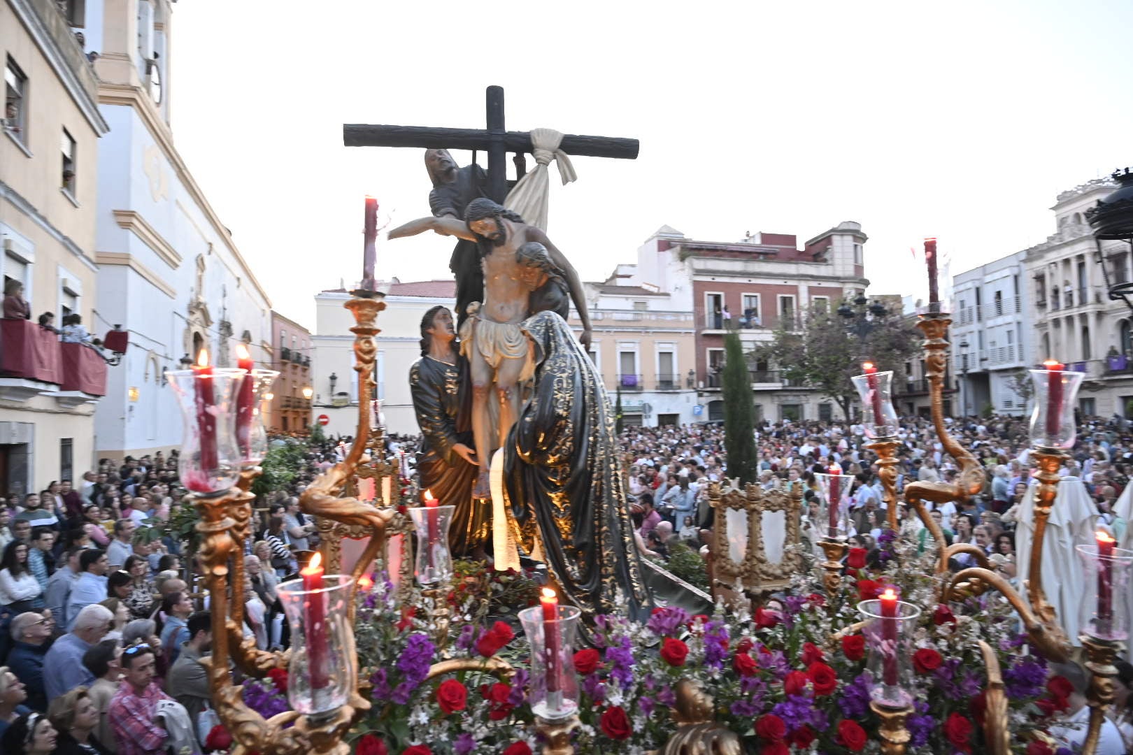 El conjunto escultórico de Castillo Lastrucci volvió a desfilar espectacular en una noche que reunió en la calle a la hermandad de San Andrés y a la de Santo Domingo