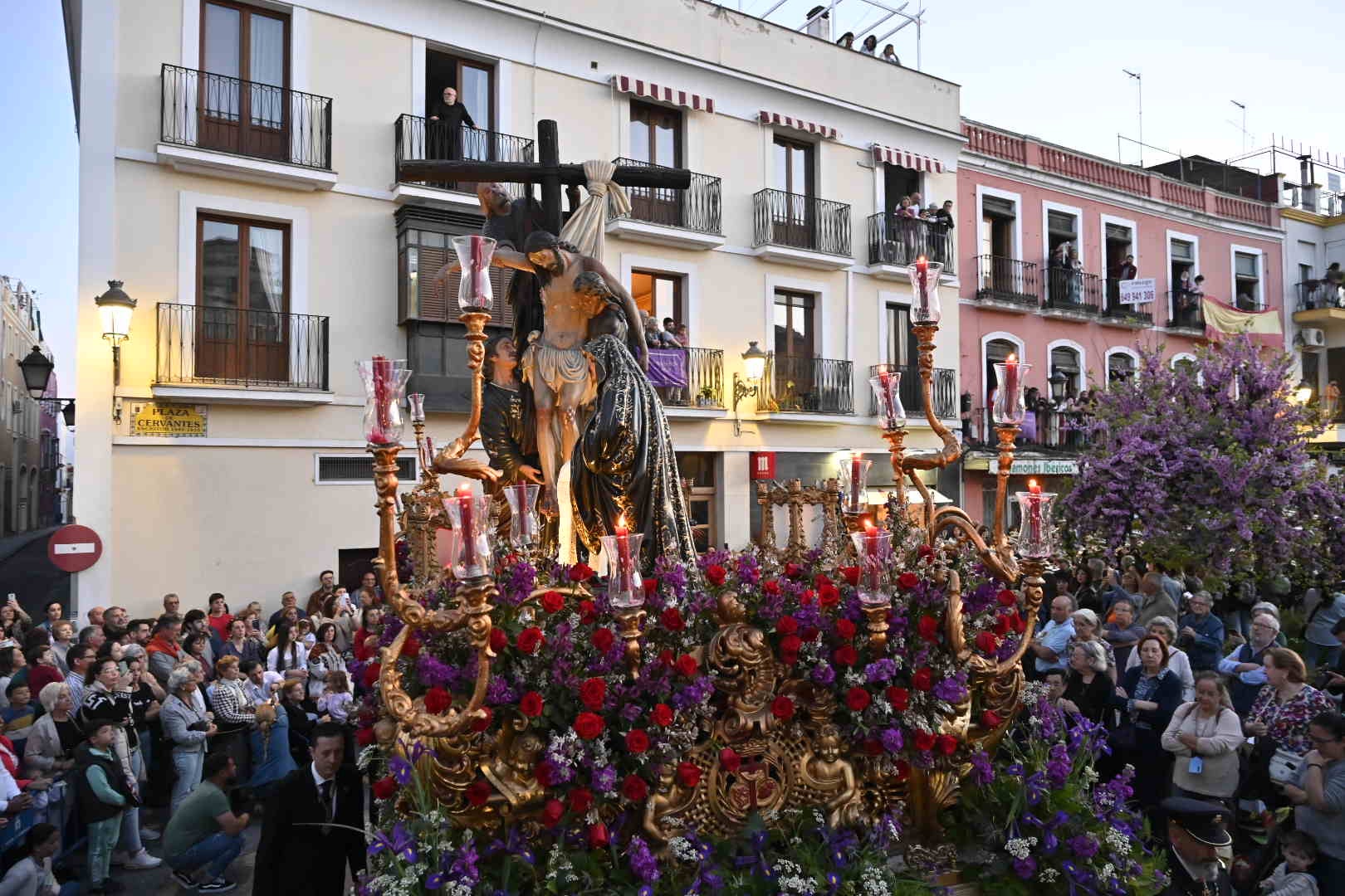 El conjunto escultórico de Castillo Lastrucci volvió a desfilar espectacular en una noche que reunió en la calle a la hermandad de San Andrés y a la de Santo Domingo