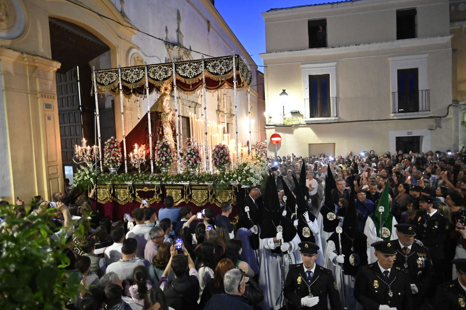 Salida de Nuestra Señora de la Esperanza desde la parroquia de San Andrés