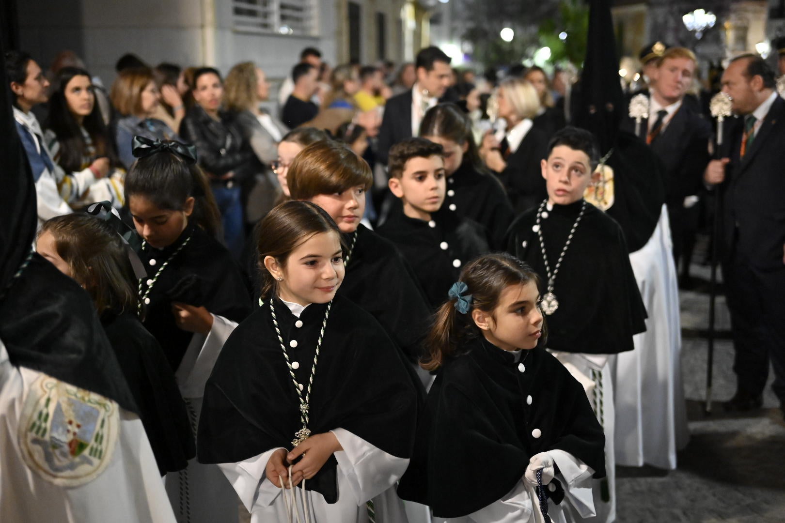 El conjunto escultórico de Castillo Lastrucci volvió a desfilar espectacular en una noche que reunió en la calle a la hermandad de San Andrés y a la de Santo Domingo