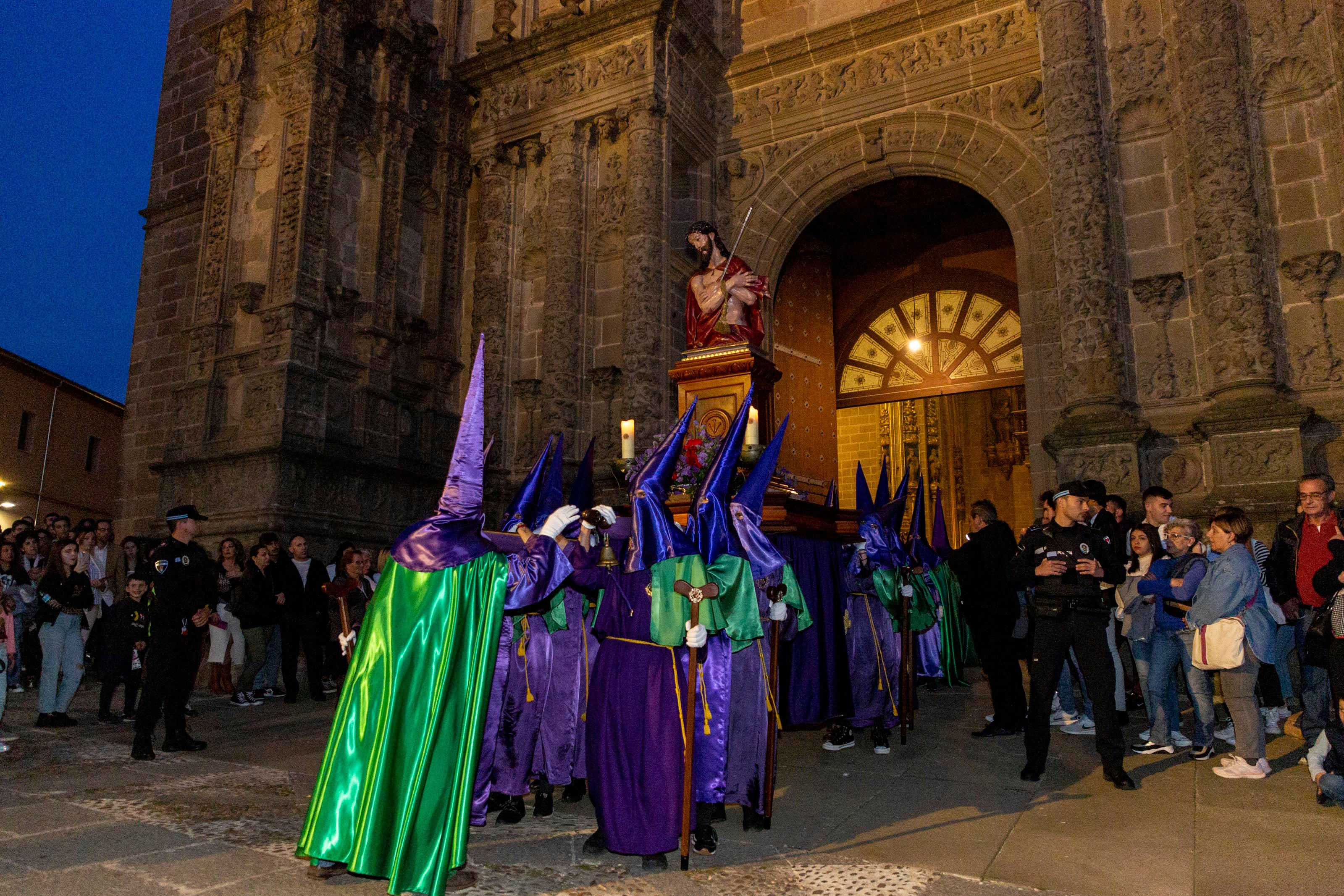 Este Miércoles Santo han sido cientos de personas las congregadas para ver la esperada y tradicional salida y hacerlo con devoción y silencio ante el Nazareno, la imagen más venerada en la ciudad junto con la patrona, la Virgen del Puerto