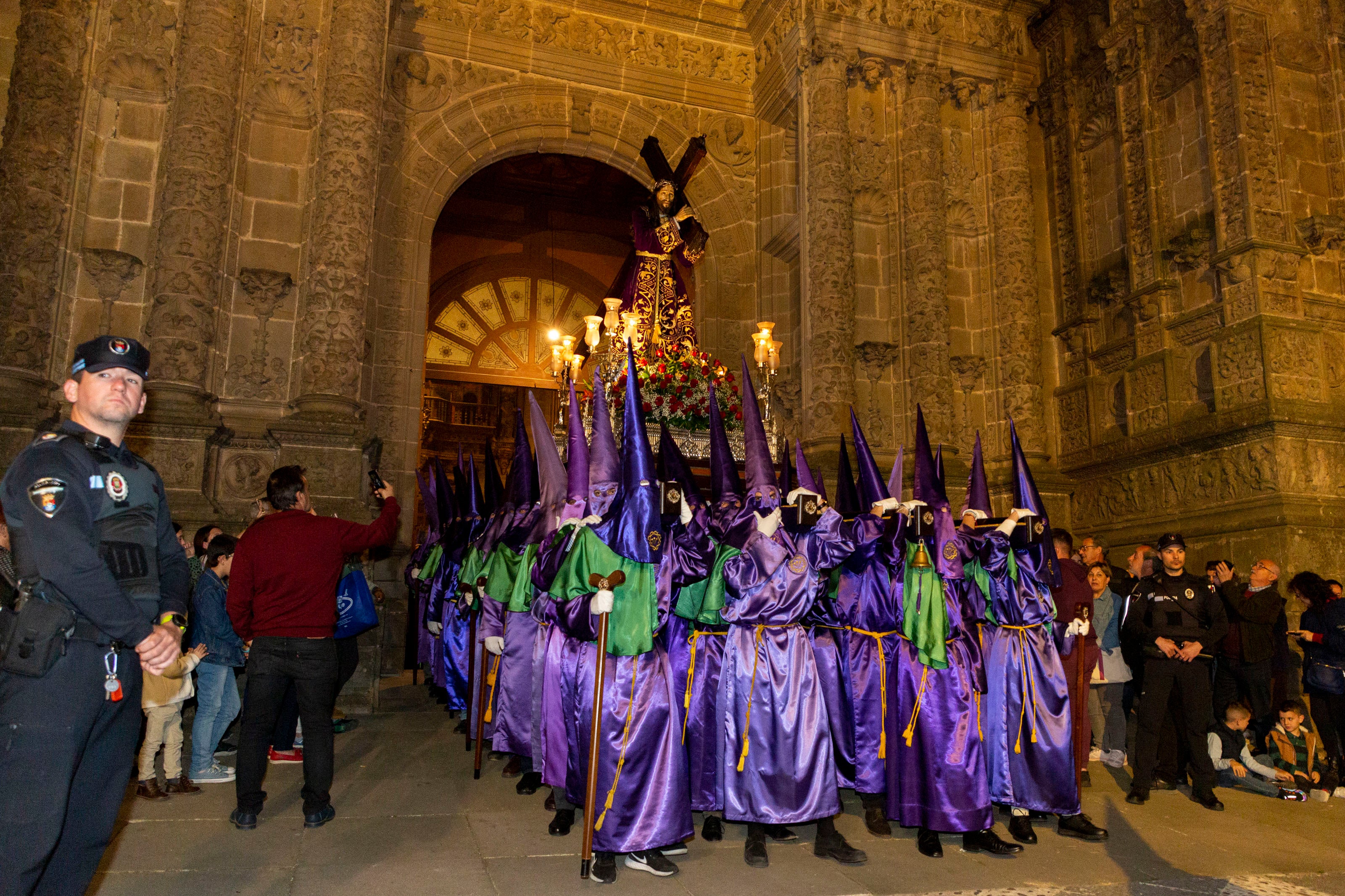 Este Miércoles Santo han sido cientos de personas las congregadas para ver la esperada y tradicional salida y hacerlo con devoción y silencio ante el Nazareno, la imagen más venerada en la ciudad junto con la patrona, la Virgen del Puerto