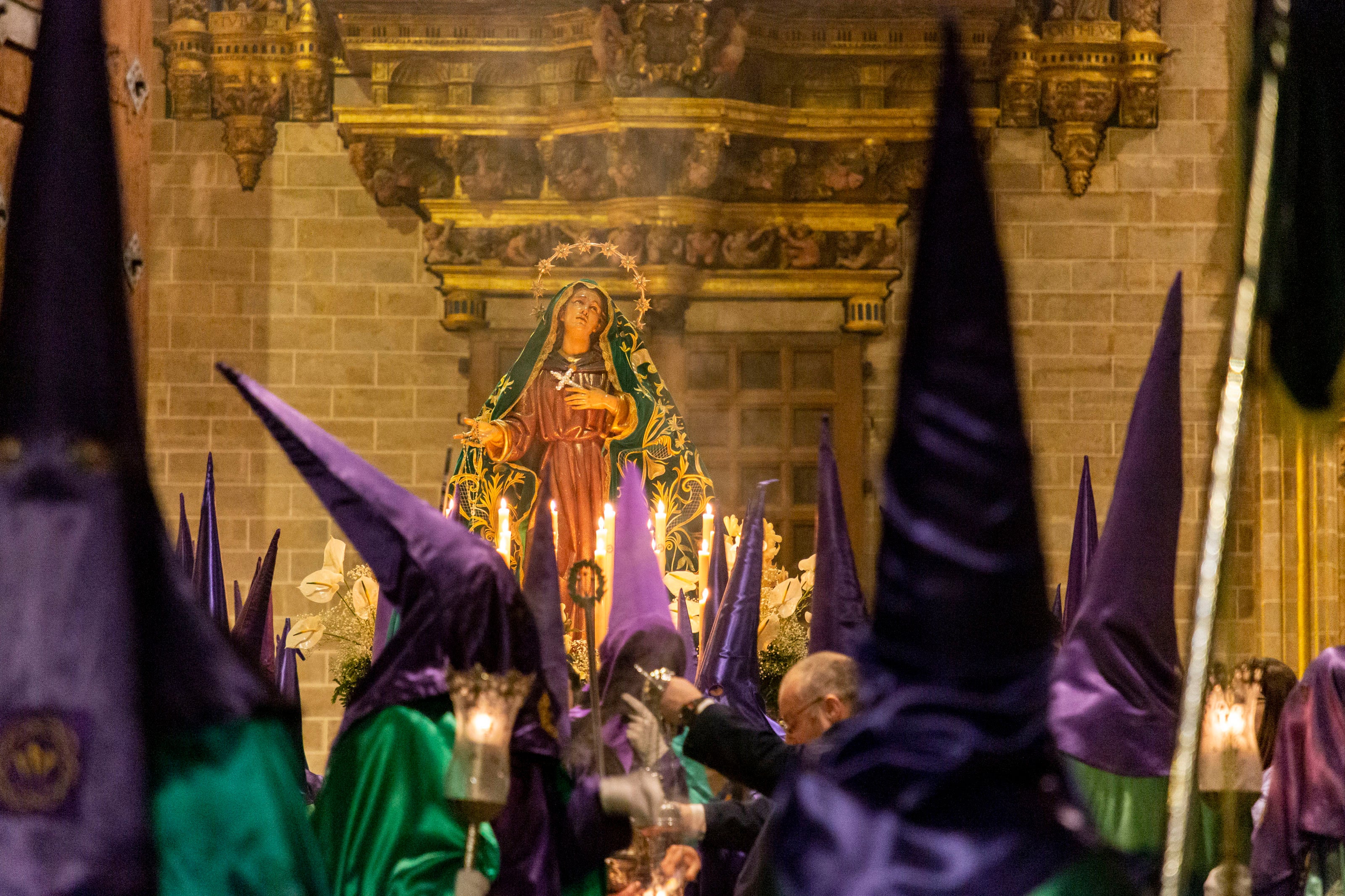 Este Miércoles Santo han sido cientos de personas las congregadas para ver la esperada y tradicional salida y hacerlo con devoción y silencio ante el Nazareno, la imagen más venerada en la ciudad junto con la patrona, la Virgen del Puerto