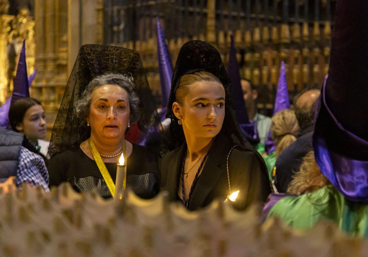 Devoción y silencio ante el Nazareno de Plasencia