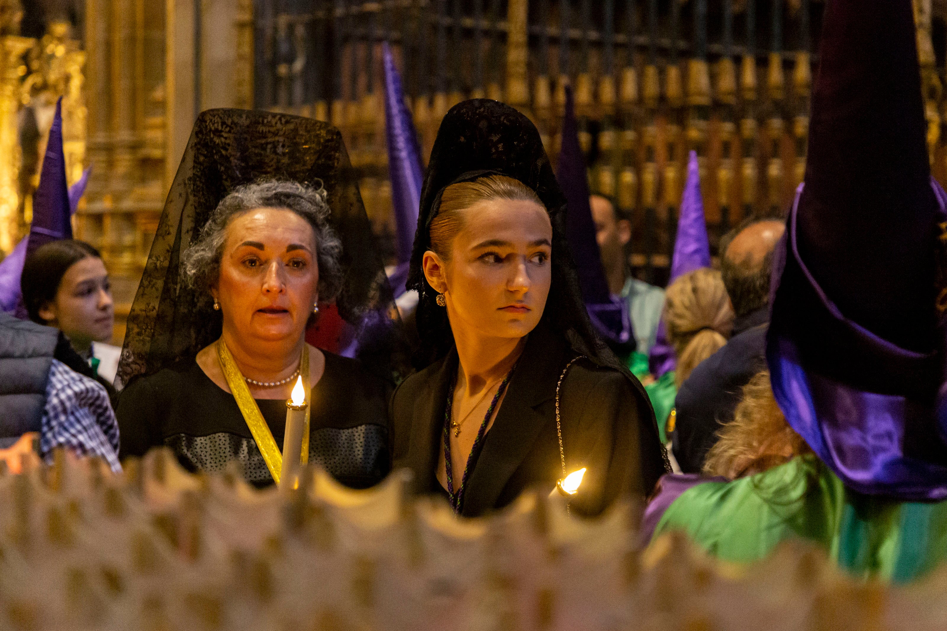 Este Miércoles Santo han sido cientos de personas las congregadas para ver la esperada y tradicional salida y hacerlo con devoción y silencio ante el Nazareno, la imagen más venerada en la ciudad junto con la patrona, la Virgen del Puerto