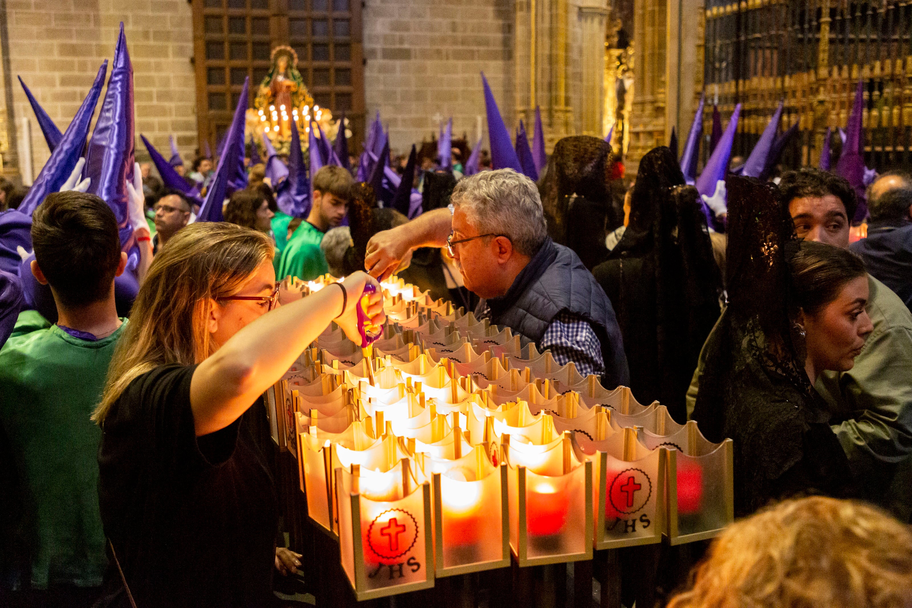 Este Miércoles Santo han sido cientos de personas las congregadas para ver la esperada y tradicional salida y hacerlo con devoción y silencio ante el Nazareno, la imagen más venerada en la ciudad junto con la patrona, la Virgen del Puerto