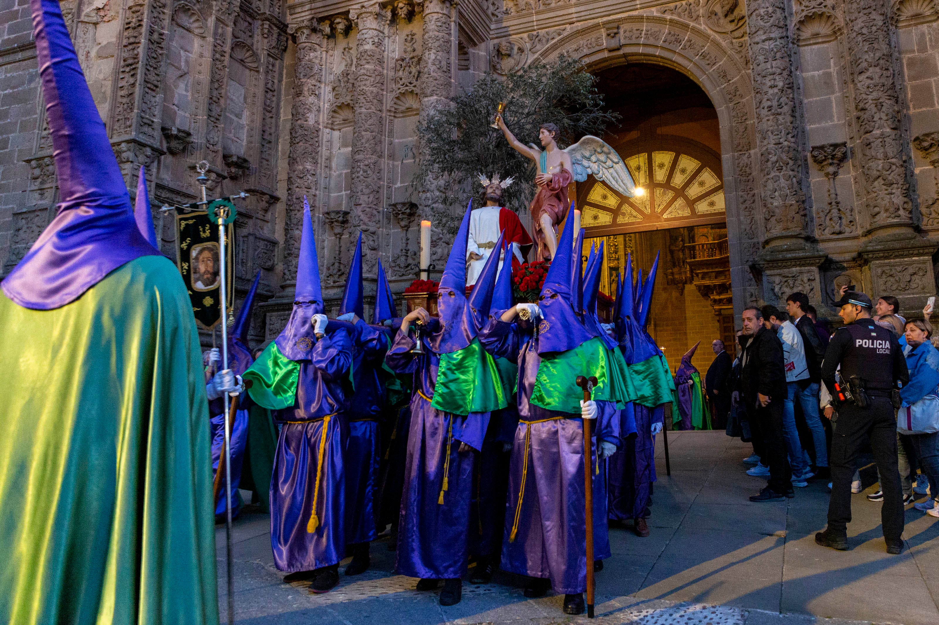 Este Miércoles Santo han sido cientos de personas las congregadas para ver la esperada y tradicional salida y hacerlo con devoción y silencio ante el Nazareno, la imagen más venerada en la ciudad junto con la patrona, la Virgen del Puerto