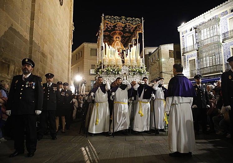 Salida de la imagen de la Virgen de la Esperanza del templo de San Juan.