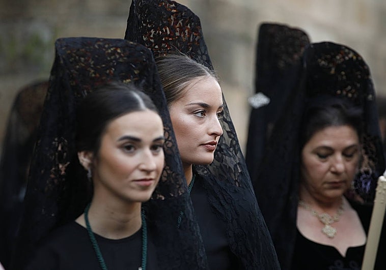 Mujeres con mantilla en la procesión de la Esperanza, este miércoles en Cáceres.