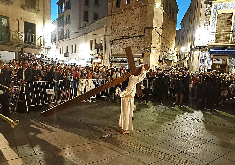 Penitente descalzo en las inmediaciones de la parroquia de San Juan.