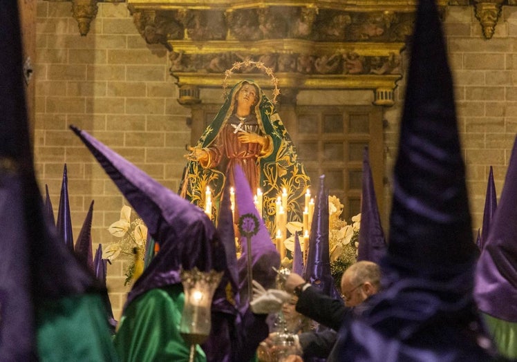 La Dolorosa de la Esperanza ha cerrado la procesión de la Cofradía del Silencio.