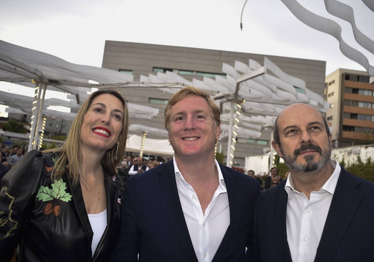 María Guardiola, Ignacio Gragera y Pedro Rollán, del PP, el viernes día 31.