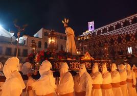 La Plaza Alta acogió el tradicional viacrucis del Cristo del Prendimiento.