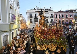 El Cristo del Descendimiento avanza por la plaza de San Andrés