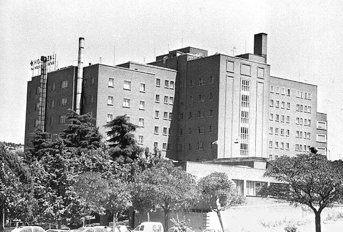Imagen de los años 90 del Hospital San Pedro de Alcántara, que al principio era conocido como Residencia del Seguro de Enfermedad.
