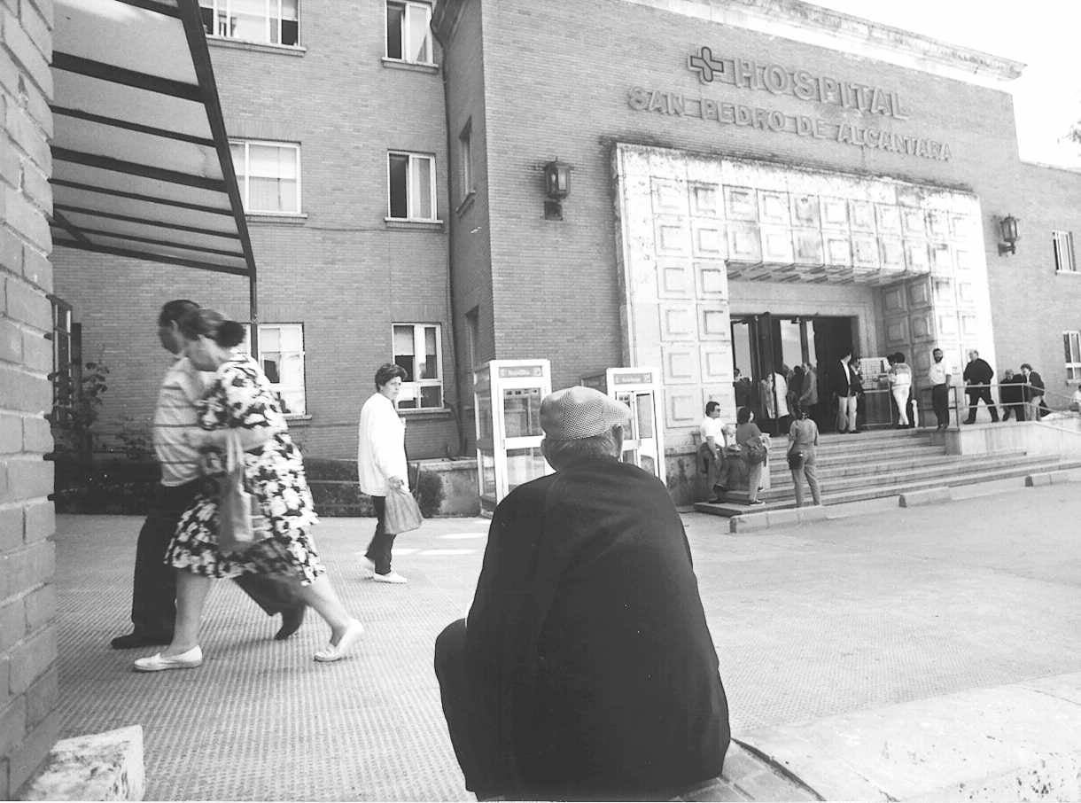 Antigua entrada de Urgencias del Hospital San Pedro de Alcántara en donde atendieron a la joven agredida.