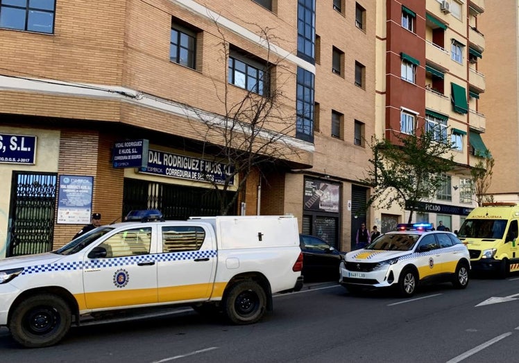 Despliegue de medios policiales y sanitarios en la avenida.