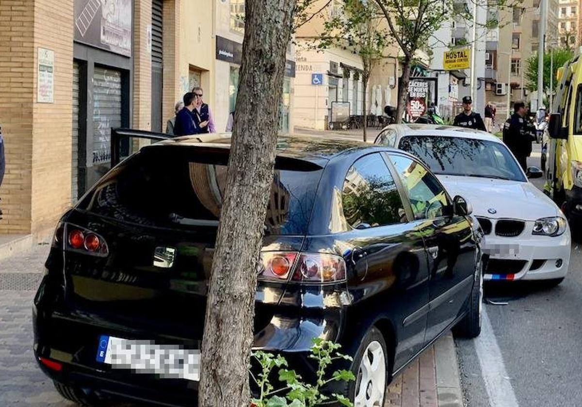 El turismo atravesó la acera y se chocó contra otro que estaba estacionado en Hernán Cortés.