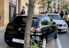 El turismo atravesó la acera y se chocó contra otro que estaba estacionado en Hernán Cortés.