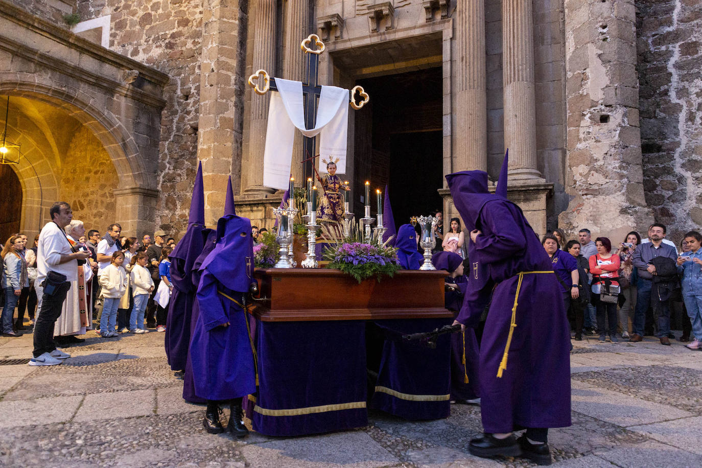 Procesiónj de la Hermandad de la Sagrada Cena en Plasencia este Jueves Santo. 