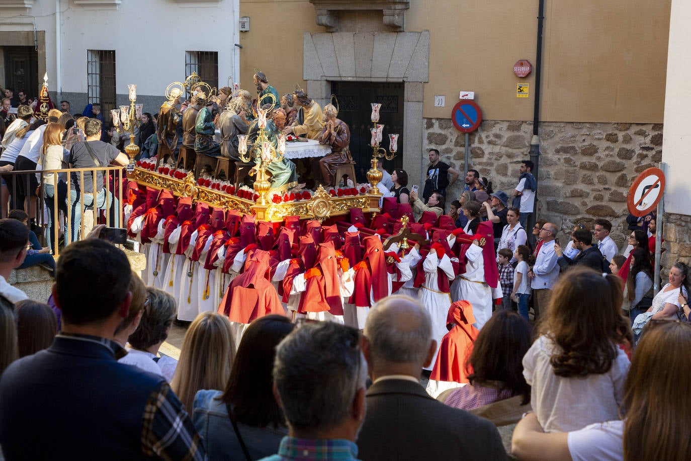 Procesiónj de la Hermandad de la Sagrada Cena en Plasencia este Jueves Santo. 