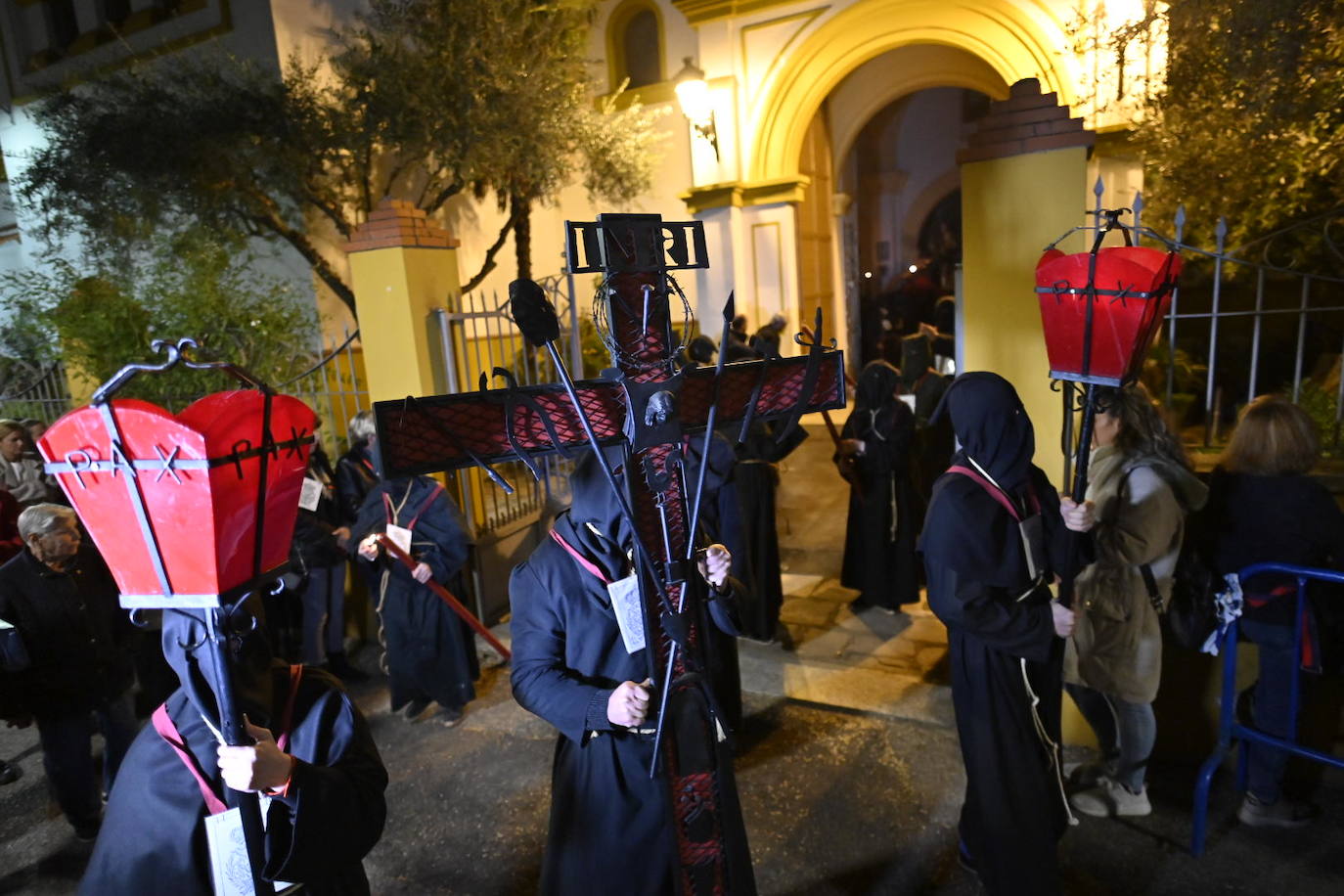 La procesión del Cristo de la Paz de Badajoz, en imágenes