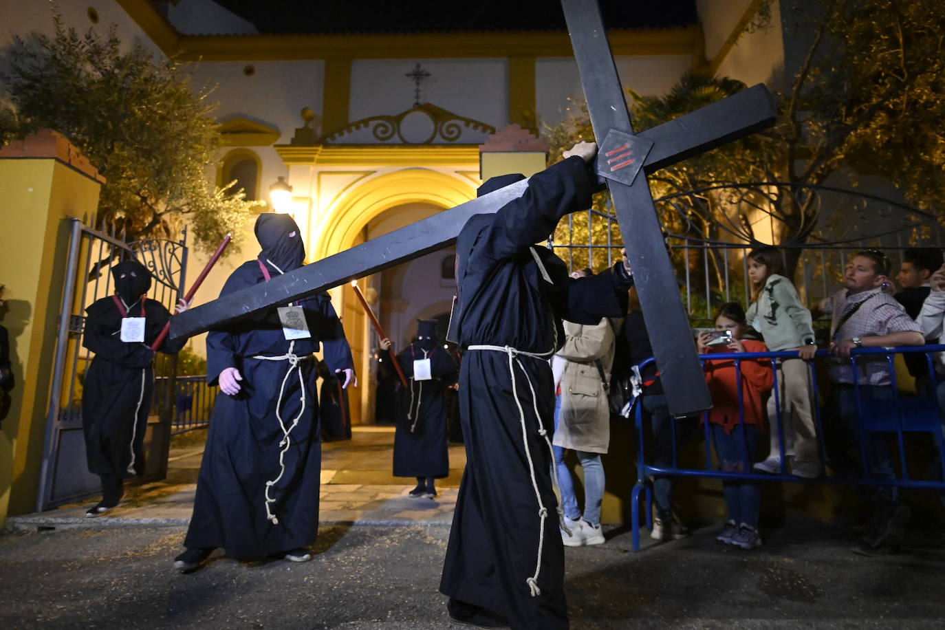 La procesión del Cristo de la Paz de Badajoz, en imágenes