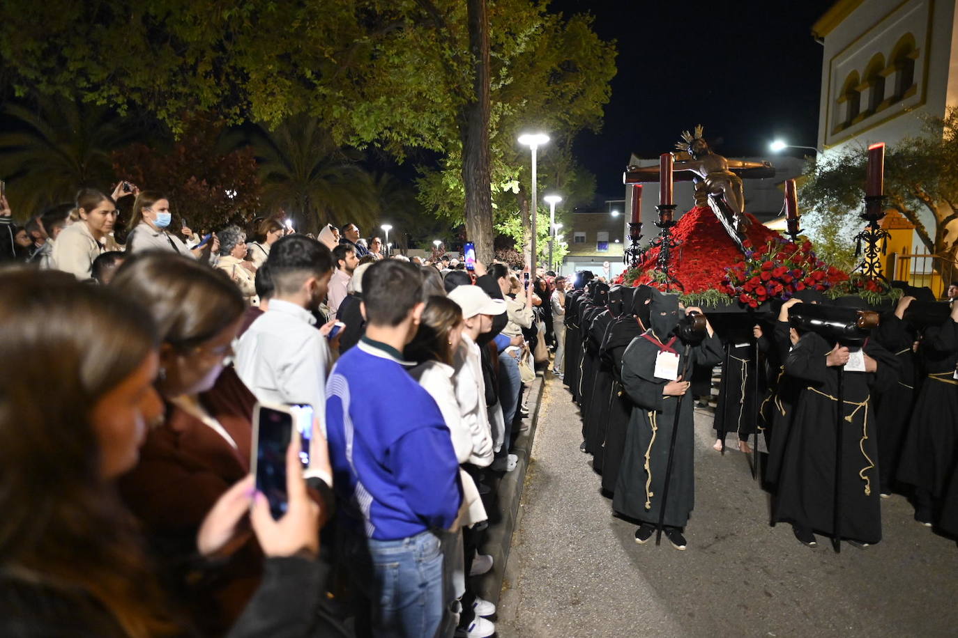 La procesión del Cristo de la Paz de Badajoz, en imágenes