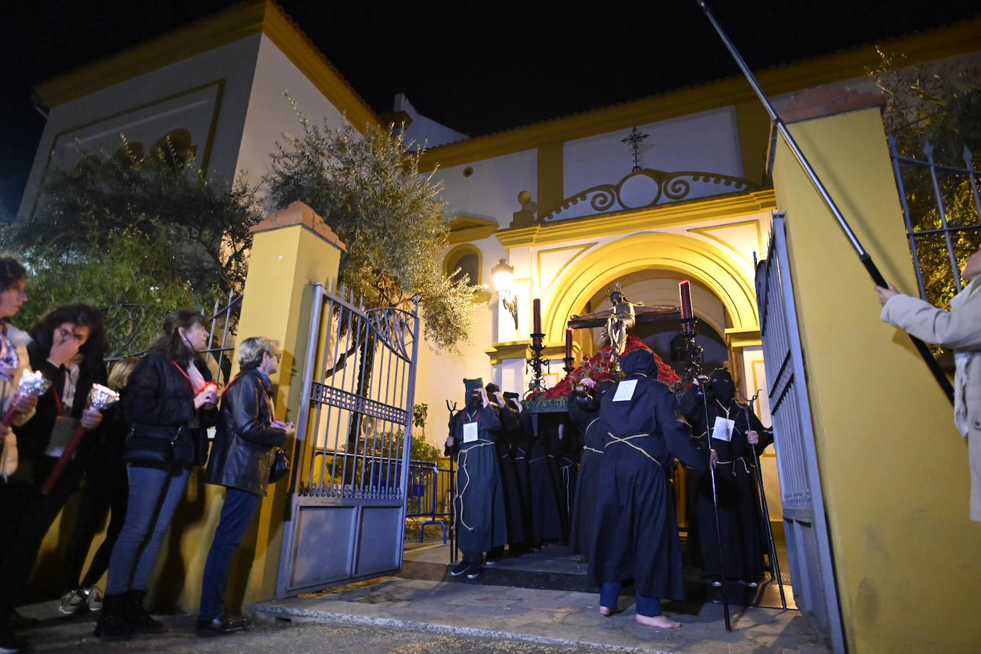 La procesión del Cristo de la Paz de Badajoz, en imágenes